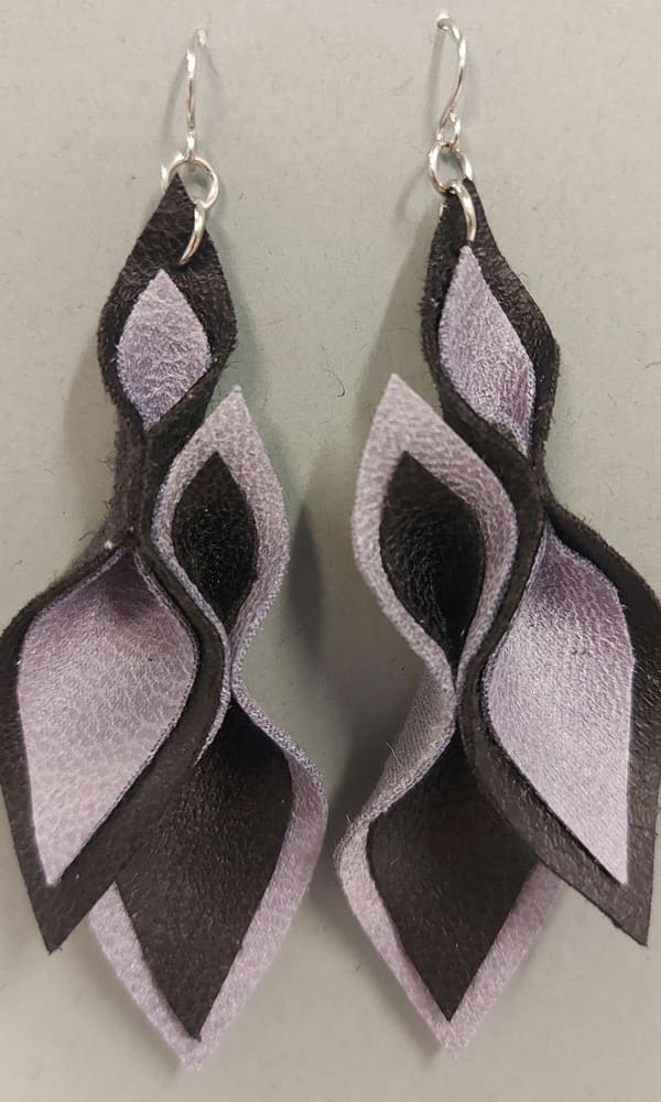 Tekstiilinahkainen korvakoru Musta / Laventeli