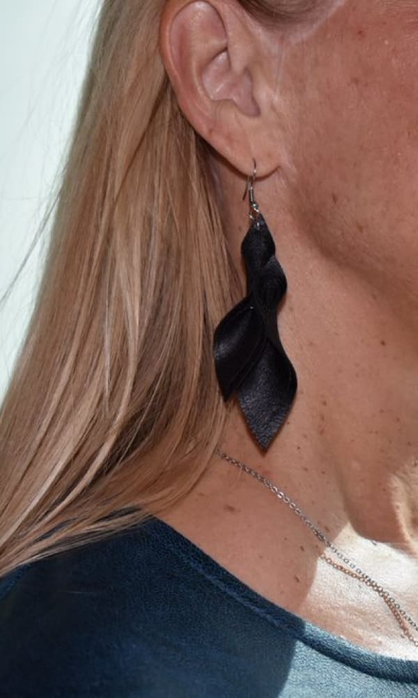 Tekstiilinahkainen korvakoru Musta / Petrooli