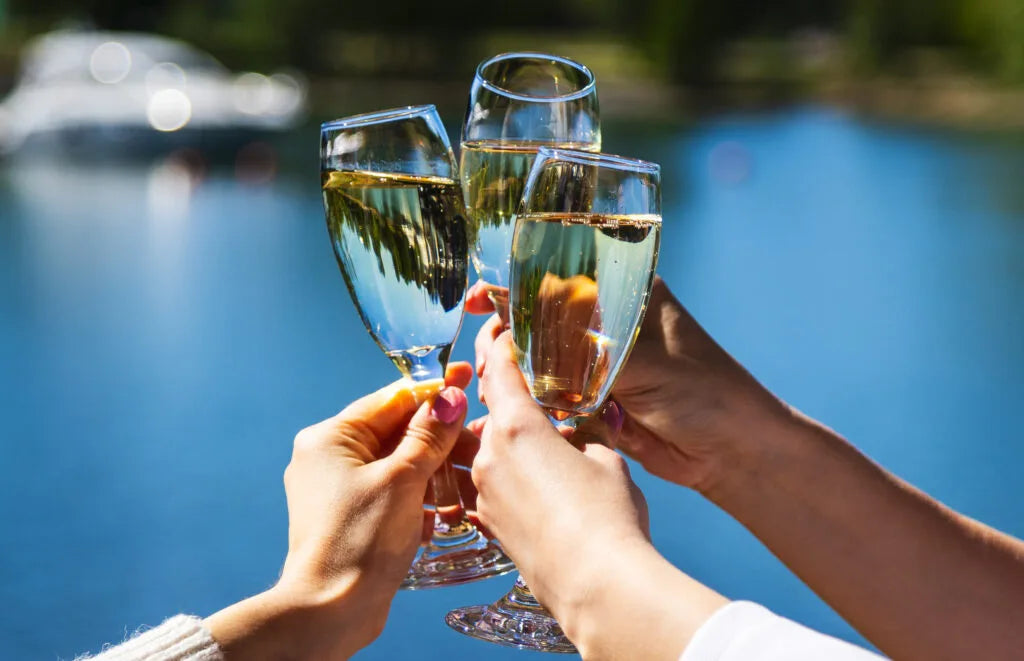 Lataa video: Mestaritallin lavatanssit tulevat kesällä 2026. Muotitorpan mallistoa myynnissä Mestaritallilla aina lavatanssien aikaan!