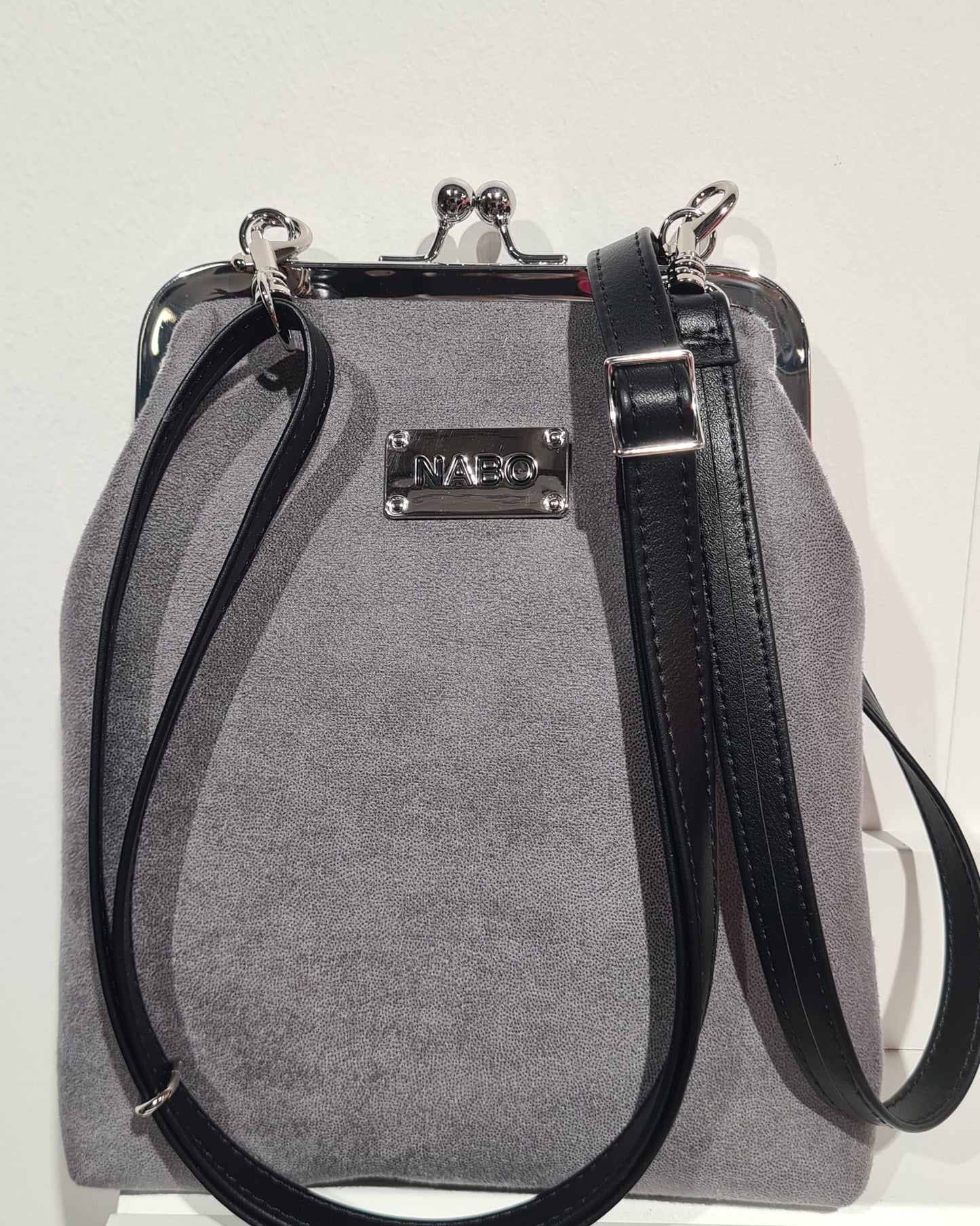 Tekstiilinahkainen pieni olkalaukku metallikehyksellä Harmaa