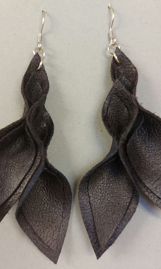 Tekstiilinahkainen korvakoru Musta